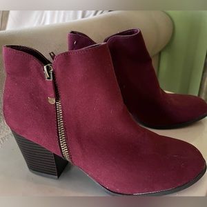 Style & Co. 7.5 never worn suede bootie. Gold side zipper.
